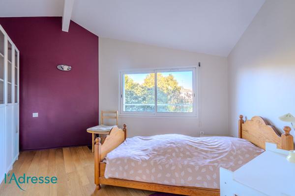 GRADIGNAN - Très belle maison d'architecte avec magnifique jardin et garage