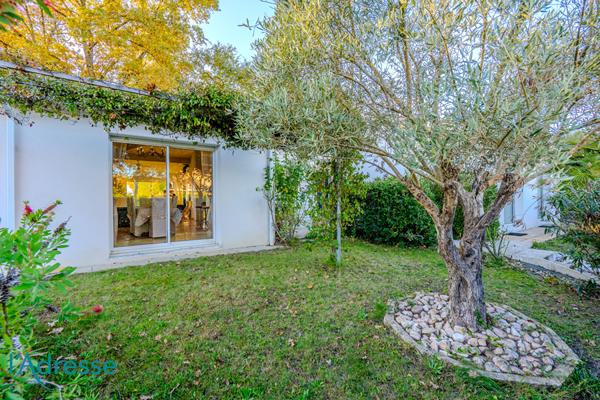 GRADIGNAN - Très belle maison d'architecte avec magnifique jardin et garage