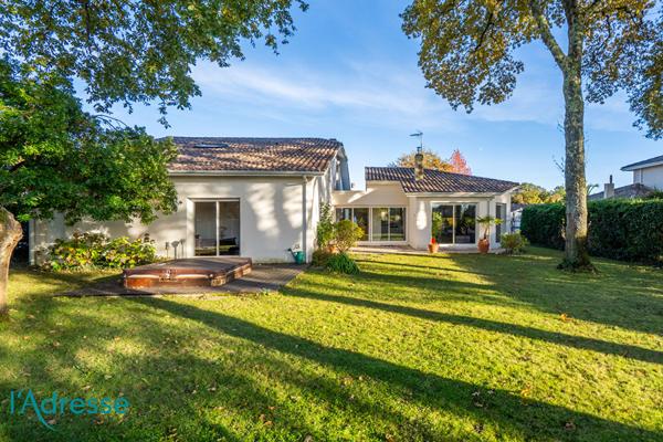 GRADIGNAN - Très belle maison d'architecte avec magnifique jardin et garage
