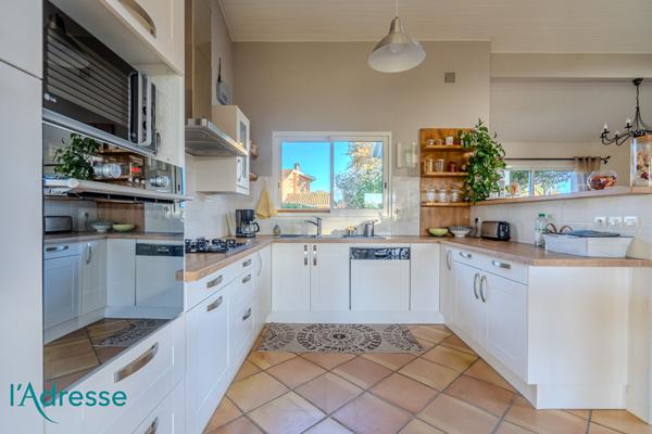 GRADIGNAN - Très belle maison d'architecte avec magnifique jardin et garage