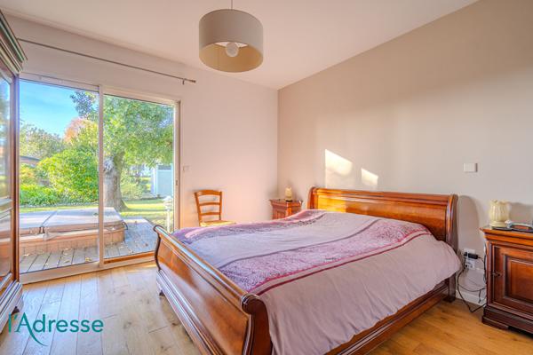 GRADIGNAN - Très belle maison d'architecte avec magnifique jardin et garage