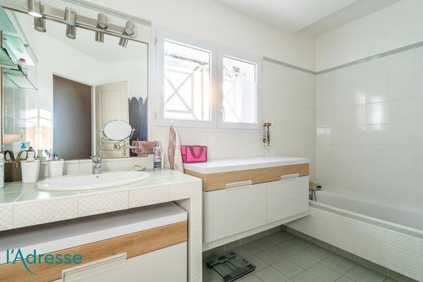 GRADIGNAN - Très belle maison d'architecte avec magnifique jardin et garage