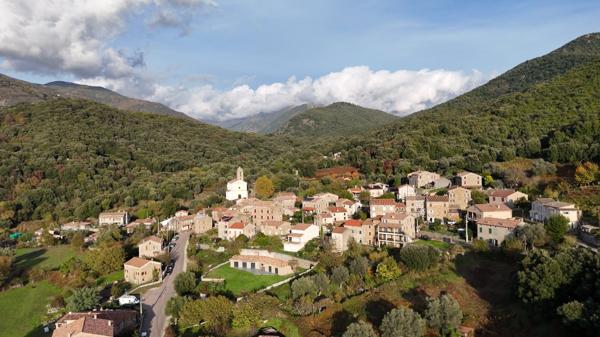 Appartement 2 pièces en duplex 34m² - parcelle de terrain avec bâtisse en pierre - Murzo