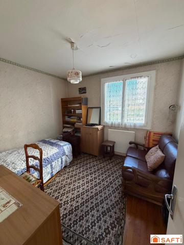 appartement type 3 en RDC, rénovation à prévoir. une grande cave et un garage fermè complète le bien dans une copropriété au calme à 10 minutes à pied du centre ville de Chambéry