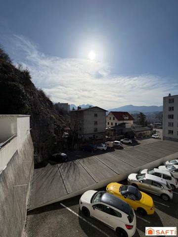 appartement type 3 en RDC, rénovation à prévoir. une grande cave et un garage fermè complète le bien dans une copropriété au calme à 10 minutes à pied du centre ville de Chambéry