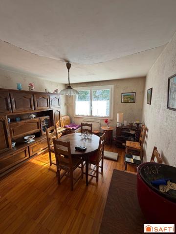 appartement type 3 en RDC, rénovation à prévoir. une grande cave et un garage fermè complète le bien dans une copropriété au calme à 10 minutes à pied du centre ville de Chambéry