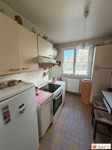 appartement type 3 en RDC, rénovation à prévoir. une grande cave et un garage fermè complète le bien dans une copropriété au calme à 10 minutes à pied du centre ville de Chambéry