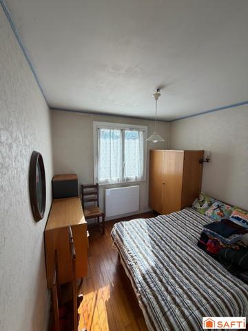 appartement type 3 en RDC, rénovation à prévoir. une grande cave et un garage fermè complète le bien dans une copropriété au calme à 10 minutes à pied du centre ville de Chambéry