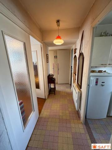 appartement type 3 en RDC, rénovation à prévoir. une grande cave et un garage fermè complète le bien dans une copropriété au calme à 10 minutes à pied du centre ville de Chambéry