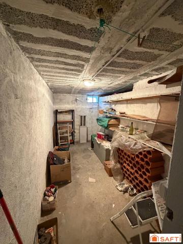 appartement type 3 en RDC, rénovation à prévoir. une grande cave et un garage fermè complète le bien dans une copropriété au calme à 10 minutes à pied du centre ville de Chambéry