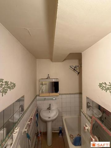 appartement type 3 en RDC, rénovation à prévoir. une grande cave et un garage fermè complète le bien dans une copropriété au calme à 10 minutes à pied du centre ville de Chambéry