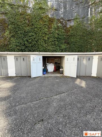 appartement type 3 en RDC, rénovation à prévoir. une grande cave et un garage fermè complète le bien dans une copropriété au calme à 10 minutes à pied du centre ville de Chambéry
