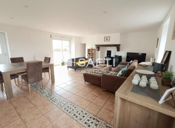 Longère en pierre, garage, terrain clos