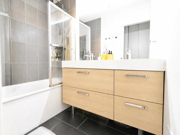 Appartement
         3 pièces
        - 63 m² Exclusivité 273 000 € *