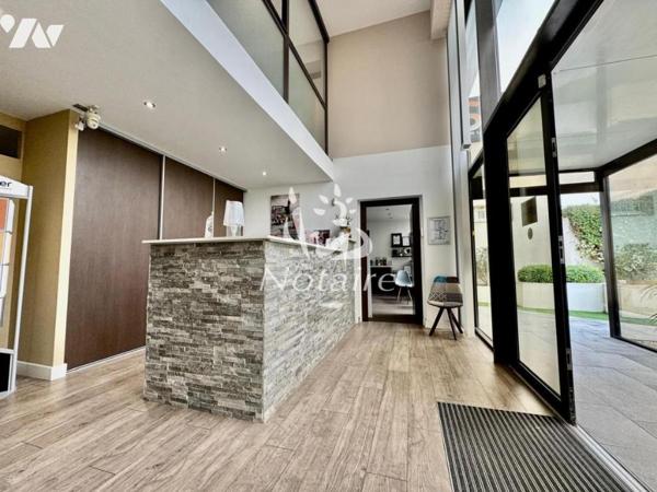 Bâtiment commercial avec bureaux et stationnement