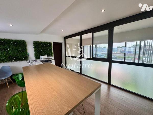 Bâtiment commercial avec bureaux et stationnement