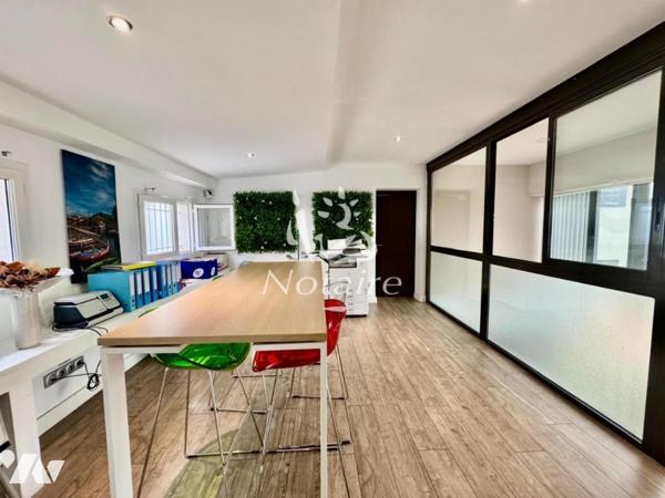 Bâtiment commercial avec bureaux et stationnement