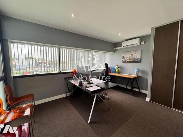 Bâtiment commercial avec bureaux et stationnement