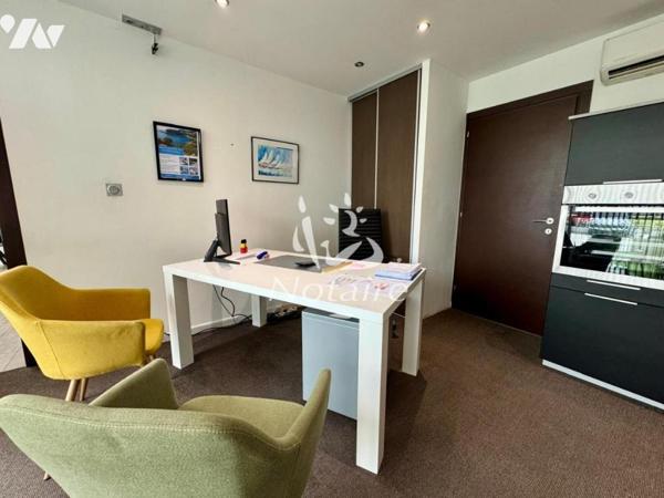 Bâtiment commercial avec bureaux et stationnement