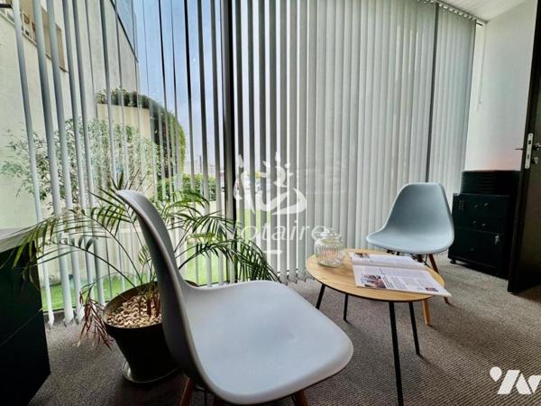 Bâtiment commercial avec bureaux et stationnement