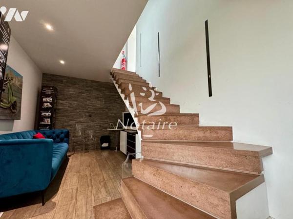 Bâtiment commercial avec bureaux et stationnement