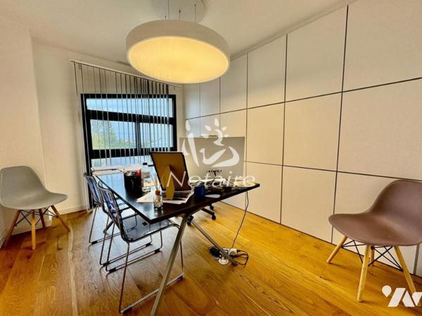 Bâtiment commercial avec bureaux et stationnement