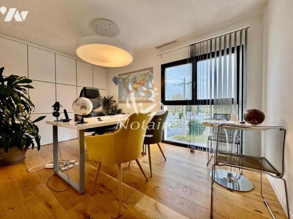 Bâtiment commercial avec bureaux et stationnement