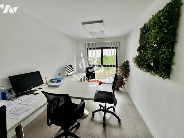 Bâtiment commercial avec bureaux et stationnement