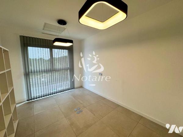 Bâtiment commercial avec bureaux et stationnement