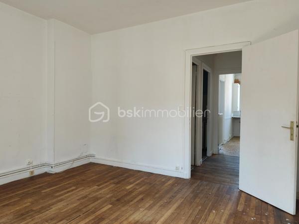 À deux pas de la rue de Siam, venez découvrir cet appartement lumineux et traversant de 73 m² environ, situé au 2ᵉ étage d'une petite copropriété calme et bien entretenue.

Il se compose d'une entrée avec placard, d'un salon-séjour exposé plein sud, d'une grande chambre, d'une seconde chambre ou d'un bureau, d'une cuisine, d'une salle de bains, de WC séparés et d'une cave.

Les + : dalle béton, parquet bois, double vitrage (2019), accès sécurisé par une porte d'entrée installée en 2021, façade récemment ravalée et chaudière gaz individuelle révisée.

À moderniser selon vos envies, cet appartement offre un beau potentiel dans l'un des quartiers les plus recherchés de Brest.

Que ce soit pour y vivre ou pour investir, venez découvrir son potentiel lors d'une visite.
.