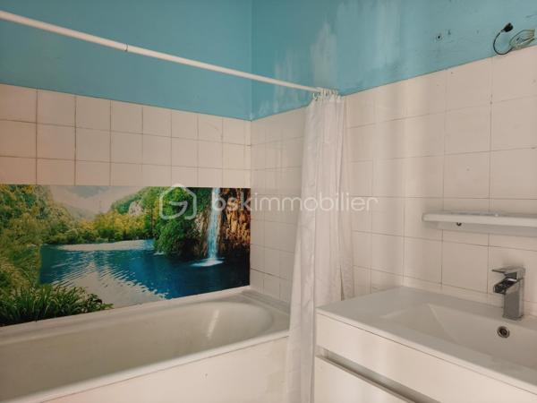 À deux pas de la rue de Siam, venez découvrir cet appartement lumineux et traversant de 73 m² environ, situé au 2ᵉ étage d'une petite copropriété calme et bien entretenue.

Il se compose d'une entrée avec placard, d'un salon-séjour exposé plein sud, d'une grande chambre, d'une seconde chambre ou d'un bureau, d'une cuisine, d'une salle de bains, de WC séparés et d'une cave.

Les + : dalle béton, parquet bois, double vitrage (2019), accès sécurisé par une porte d'entrée installée en 2021, façade récemment ravalée et chaudière gaz individuelle révisée.

À moderniser selon vos envies, cet appartement offre un beau potentiel dans l'un des quartiers les plus recherchés de Brest.

Que ce soit pour y vivre ou pour investir, venez découvrir son potentiel lors d'une visite.
.