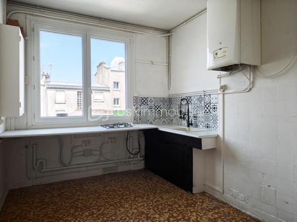 À deux pas de la rue de Siam, venez découvrir cet appartement lumineux et traversant de 73 m² environ, situé au 2ᵉ étage d'une petite copropriété calme et bien entretenue.

Il se compose d'une entrée avec placard, d'un salon-séjour exposé plein sud, d'une grande chambre, d'une seconde chambre ou d'un bureau, d'une cuisine, d'une salle de bains, de WC séparés et d'une cave.

Les + : dalle béton, parquet bois, double vitrage (2019), accès sécurisé par une porte d'entrée installée en 2021, façade récemment ravalée et chaudière gaz individuelle révisée.

À moderniser selon vos envies, cet appartement offre un beau potentiel dans l'un des quartiers les plus recherchés de Brest.

Que ce soit pour y vivre ou pour investir, venez découvrir son potentiel lors d'une visite.
.