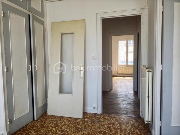 À deux pas de la rue de Siam, venez découvrir cet appartement lumineux et traversant de 73 m² environ, situé au 2ᵉ étage d'une petite copropriété calme et bien entretenue.

Il se compose d'une entrée avec placard, d'un salon-séjour exposé plein sud, d'une grande chambre, d'une seconde chambre ou d'un bureau, d'une cuisine, d'une salle de bains, de WC séparés et d'une cave.

Les + : dalle béton, parquet bois, double vitrage (2019), accès sécurisé par une porte d'entrée installée en 2021, façade récemment ravalée et chaudière gaz individuelle révisée.

À moderniser selon vos envies, cet appartement offre un beau potentiel dans l'un des quartiers les plus recherchés de Brest.

Que ce soit pour y vivre ou pour investir, venez découvrir son potentiel lors d'une visite.
.