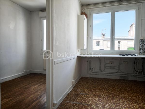 À deux pas de la rue de Siam, venez découvrir cet appartement lumineux et traversant de 73 m² environ, situé au 2ᵉ étage d'une petite copropriété calme et bien entretenue.

Il se compose d'une entrée avec placard, d'un salon-séjour exposé plein sud, d'une grande chambre, d'une seconde chambre ou d'un bureau, d'une cuisine, d'une salle de bains, de WC séparés et d'une cave.

Les + : dalle béton, parquet bois, double vitrage (2019), accès sécurisé par une porte d'entrée installée en 2021, façade récemment ravalée et chaudière gaz individuelle révisée.

À moderniser selon vos envies, cet appartement offre un beau potentiel dans l'un des quartiers les plus recherchés de Brest.

Que ce soit pour y vivre ou pour investir, venez découvrir son potentiel lors d'une visite.
.