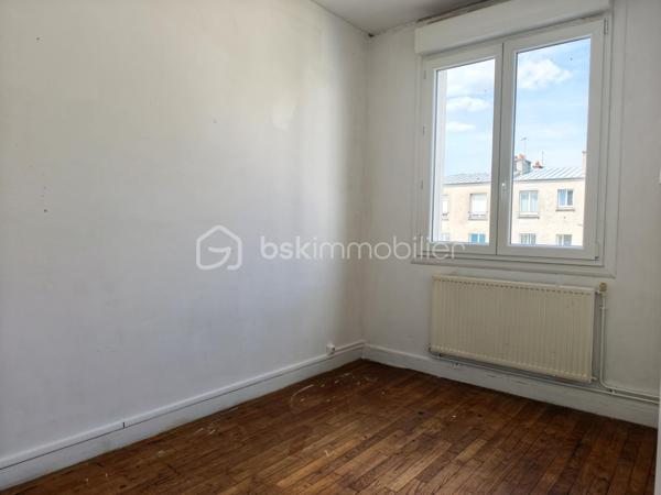 À deux pas de la rue de Siam, venez découvrir cet appartement lumineux et traversant de 73 m² environ, situé au 2ᵉ étage d'une petite copropriété calme et bien entretenue.

Il se compose d'une entrée avec placard, d'un salon-séjour exposé plein sud, d'une grande chambre, d'une seconde chambre ou d'un bureau, d'une cuisine, d'une salle de bains, de WC séparés et d'une cave.

Les + : dalle béton, parquet bois, double vitrage (2019), accès sécurisé par une porte d'entrée installée en 2021, façade récemment ravalée et chaudière gaz individuelle révisée.

À moderniser selon vos envies, cet appartement offre un beau potentiel dans l'un des quartiers les plus recherchés de Brest.

Que ce soit pour y vivre ou pour investir, venez découvrir son potentiel lors d'une visite.
.