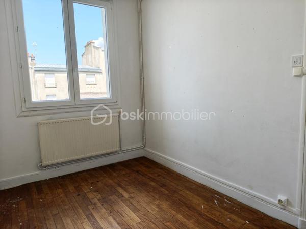 À deux pas de la rue de Siam, venez découvrir cet appartement lumineux et traversant de 73 m² environ, situé au 2ᵉ étage d'une petite copropriété calme et bien entretenue.

Il se compose d'une entrée avec placard, d'un salon-séjour exposé plein sud, d'une grande chambre, d'une seconde chambre ou d'un bureau, d'une cuisine, d'une salle de bains, de WC séparés et d'une cave.

Les + : dalle béton, parquet bois, double vitrage (2019), accès sécurisé par une porte d'entrée installée en 2021, façade récemment ravalée et chaudière gaz individuelle révisée.

À moderniser selon vos envies, cet appartement offre un beau potentiel dans l'un des quartiers les plus recherchés de Brest.

Que ce soit pour y vivre ou pour investir, venez découvrir son potentiel lors d'une visite.
.