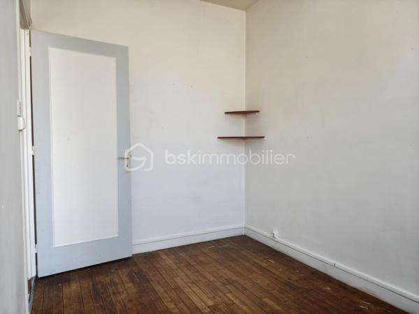 À deux pas de la rue de Siam, venez découvrir cet appartement lumineux et traversant de 73 m² environ, situé au 2ᵉ étage d'une petite copropriété calme et bien entretenue.

Il se compose d'une entrée avec placard, d'un salon-séjour exposé plein sud, d'une grande chambre, d'une seconde chambre ou d'un bureau, d'une cuisine, d'une salle de bains, de WC séparés et d'une cave.

Les + : dalle béton, parquet bois, double vitrage (2019), accès sécurisé par une porte d'entrée installée en 2021, façade récemment ravalée et chaudière gaz individuelle révisée.

À moderniser selon vos envies, cet appartement offre un beau potentiel dans l'un des quartiers les plus recherchés de Brest.

Que ce soit pour y vivre ou pour investir, venez découvrir son potentiel lors d'une visite.
.