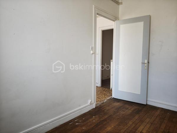À deux pas de la rue de Siam, venez découvrir cet appartement lumineux et traversant de 73 m² environ, situé au 2ᵉ étage d'une petite copropriété calme et bien entretenue.

Il se compose d'une entrée avec placard, d'un salon-séjour exposé plein sud, d'une grande chambre, d'une seconde chambre ou d'un bureau, d'une cuisine, d'une salle de bains, de WC séparés et d'une cave.

Les + : dalle béton, parquet bois, double vitrage (2019), accès sécurisé par une porte d'entrée installée en 2021, façade récemment ravalée et chaudière gaz individuelle révisée.

À moderniser selon vos envies, cet appartement offre un beau potentiel dans l'un des quartiers les plus recherchés de Brest.

Que ce soit pour y vivre ou pour investir, venez découvrir son potentiel lors d'une visite.
.