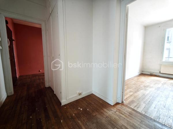À deux pas de la rue de Siam, venez découvrir cet appartement lumineux et traversant de 73 m² environ, situé au 2ᵉ étage d'une petite copropriété calme et bien entretenue.

Il se compose d'une entrée avec placard, d'un salon-séjour exposé plein sud, d'une grande chambre, d'une seconde chambre ou d'un bureau, d'une cuisine, d'une salle de bains, de WC séparés et d'une cave.

Les + : dalle béton, parquet bois, double vitrage (2019), accès sécurisé par une porte d'entrée installée en 2021, façade récemment ravalée et chaudière gaz individuelle révisée.

À moderniser selon vos envies, cet appartement offre un beau potentiel dans l'un des quartiers les plus recherchés de Brest.

Que ce soit pour y vivre ou pour investir, venez découvrir son potentiel lors d'une visite.
.