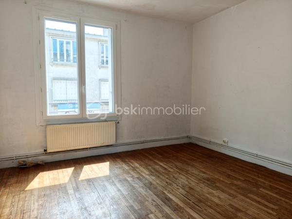 À deux pas de la rue de Siam, venez découvrir cet appartement lumineux et traversant de 73 m² environ, situé au 2ᵉ étage d'une petite copropriété calme et bien entretenue.

Il se compose d'une entrée avec placard, d'un salon-séjour exposé plein sud, d'une grande chambre, d'une seconde chambre ou d'un bureau, d'une cuisine, d'une salle de bains, de WC séparés et d'une cave.

Les + : dalle béton, parquet bois, double vitrage (2019), accès sécurisé par une porte d'entrée installée en 2021, façade récemment ravalée et chaudière gaz individuelle révisée.

À moderniser selon vos envies, cet appartement offre un beau potentiel dans l'un des quartiers les plus recherchés de Brest.

Que ce soit pour y vivre ou pour investir, venez découvrir son potentiel lors d'une visite.
.