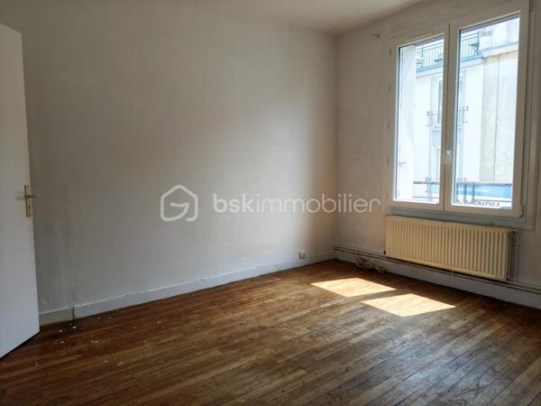À deux pas de la rue de Siam, venez découvrir cet appartement lumineux et traversant de 73 m² environ, situé au 2ᵉ étage d'une petite copropriété calme et bien entretenue.

Il se compose d'une entrée avec placard, d'un salon-séjour exposé plein sud, d'une grande chambre, d'une seconde chambre ou d'un bureau, d'une cuisine, d'une salle de bains, de WC séparés et d'une cave.

Les + : dalle béton, parquet bois, double vitrage (2019), accès sécurisé par une porte d'entrée installée en 2021, façade récemment ravalée et chaudière gaz individuelle révisée.

À moderniser selon vos envies, cet appartement offre un beau potentiel dans l'un des quartiers les plus recherchés de Brest.

Que ce soit pour y vivre ou pour investir, venez découvrir son potentiel lors d'une visite.
.