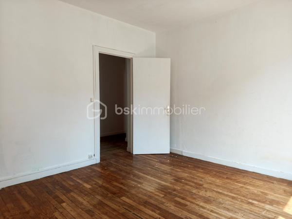 À deux pas de la rue de Siam, venez découvrir cet appartement lumineux et traversant de 73 m² environ, situé au 2ᵉ étage d'une petite copropriété calme et bien entretenue.

Il se compose d'une entrée avec placard, d'un salon-séjour exposé plein sud, d'une grande chambre, d'une seconde chambre ou d'un bureau, d'une cuisine, d'une salle de bains, de WC séparés et d'une cave.

Les + : dalle béton, parquet bois, double vitrage (2019), accès sécurisé par une porte d'entrée installée en 2021, façade récemment ravalée et chaudière gaz individuelle révisée.

À moderniser selon vos envies, cet appartement offre un beau potentiel dans l'un des quartiers les plus recherchés de Brest.

Que ce soit pour y vivre ou pour investir, venez découvrir son potentiel lors d'une visite.
.