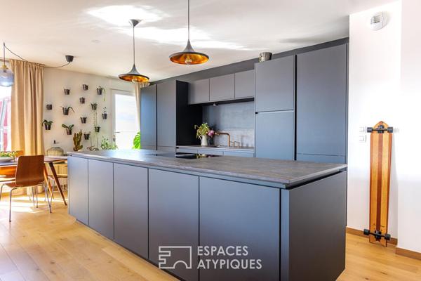 Prendre de la hauteur : appartement contemporain et son rooftop suspendu