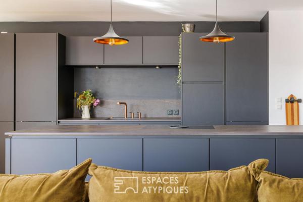 Prendre de la hauteur : appartement contemporain et son rooftop suspendu