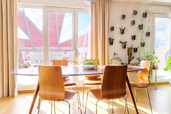 Prendre de la hauteur : appartement contemporain et son rooftop suspendu