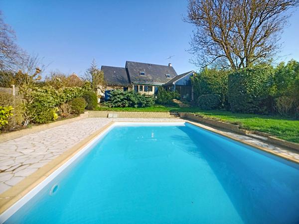 Belle maison à vendre dans un cadre bucolique offrant de beaux volumes et un joli jardin avec piscine entièrement clos au calme à 15 minutes au Sud d'Angers
