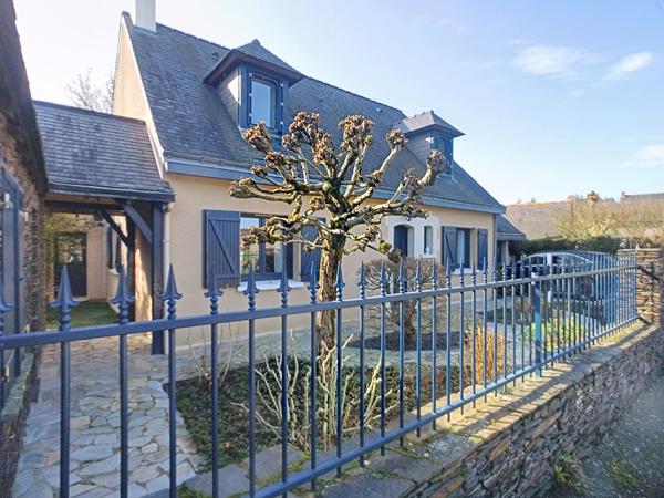 Belle maison à vendre dans un cadre bucolique offrant de beaux volumes et un joli jardin avec piscine entièrement clos au calme à 15 minutes au Sud d'Angers