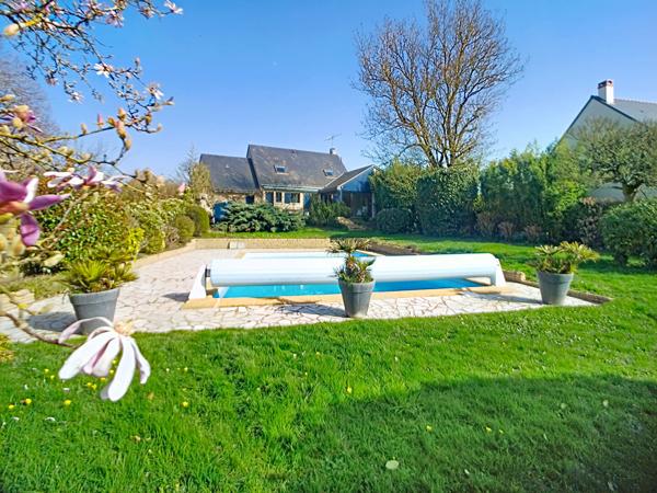 Belle maison à vendre dans un cadre bucolique offrant de beaux volumes et un joli jardin avec piscine entièrement clos au calme à 15 minutes au Sud d'Angers