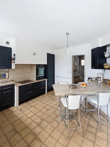 Belle maison à vendre dans un cadre bucolique offrant de beaux volumes et un joli jardin avec piscine entièrement clos au calme à 15 minutes au Sud d'Angers