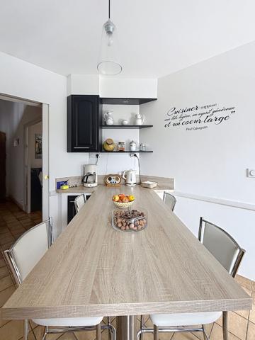 Belle maison à vendre dans un cadre bucolique offrant de beaux volumes et un joli jardin avec piscine entièrement clos au calme à 15 minutes au Sud d'Angers
